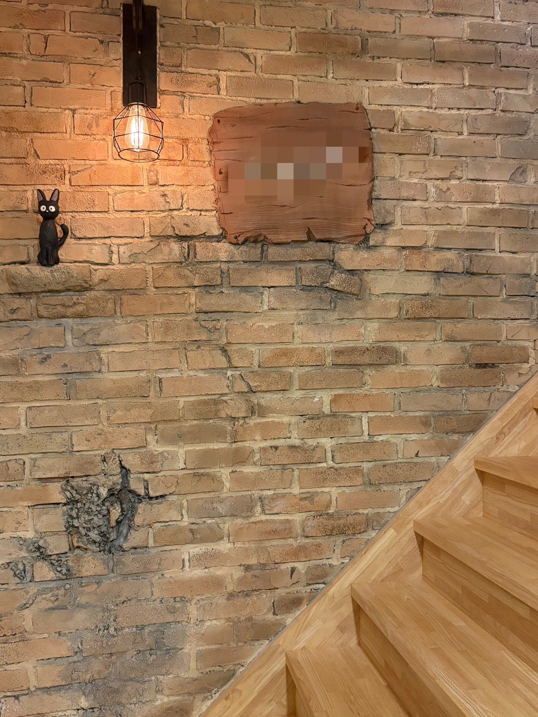 名古屋市にて店舗内装のモルタル造作工事〈レンガ調エイジング仕上げ〉の施工後写真