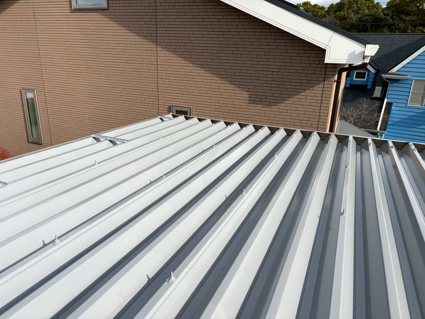 名古屋市にて離れの折板屋根塗装工事〈ヤネフレッシュSi〉の施工後写真